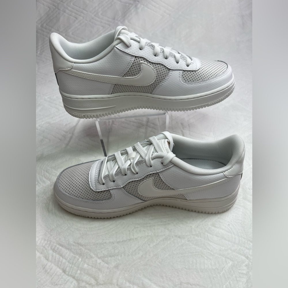 23: Air Force 1 LV8 (GS) Size 4.5Y